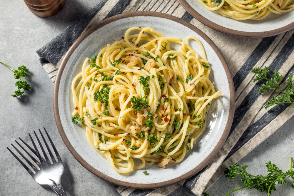 1. Resep Spaghetti Aglio Olio
Gunakan air sisa merebus pasta saat menumis spaghetti dengan bumbunya supaya tekstur pasta tidak kering.

